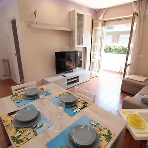 beach-house-300-m-dal-mare-marina-di-massa.it-tuscanyhotel.com/